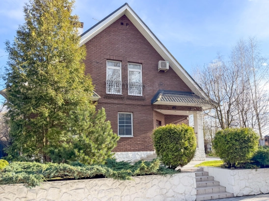 Дом  в окружении берёзовой рощи!