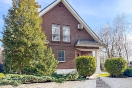 Дом  в окружении берёзовой рощи!