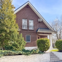 Дом  в окружении берёзовой рощи!