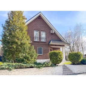 Дом  в окружении берёзовой рощи!