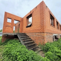 Продам уч.недостроенным  дома..