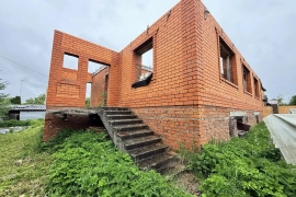 Продам уч.недостроенным  дома..